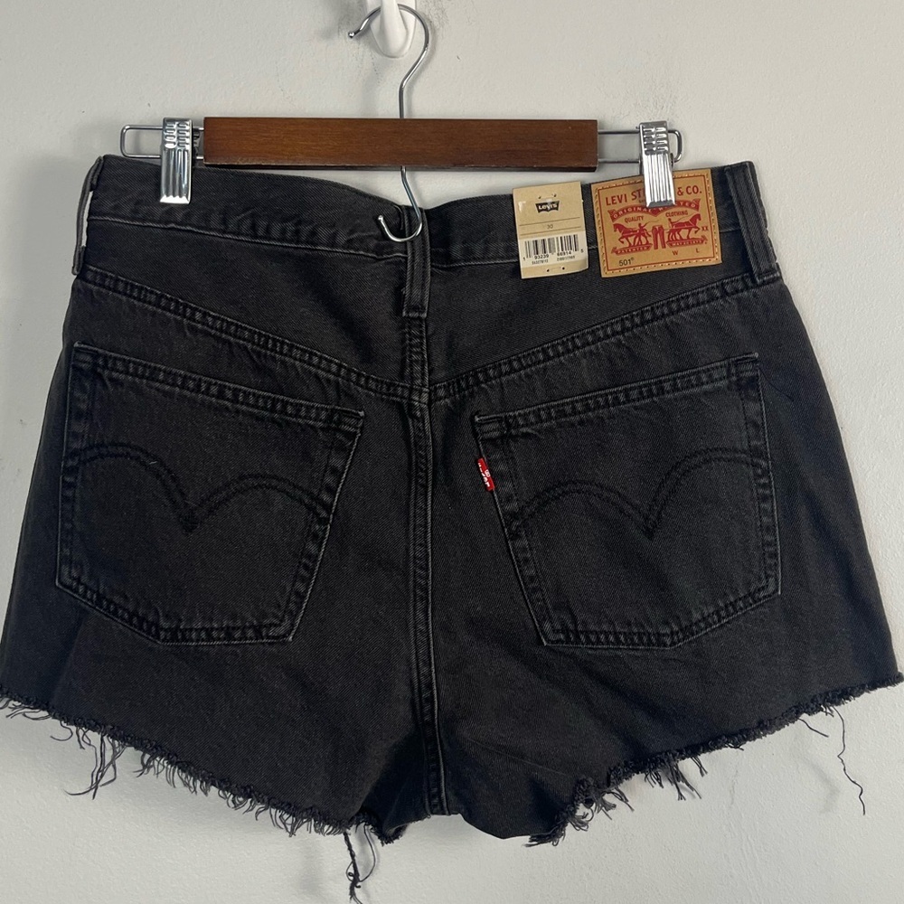 New 501 Levi’s high rise black denim size 30 raw hem shorts - Picture 3 of 7
